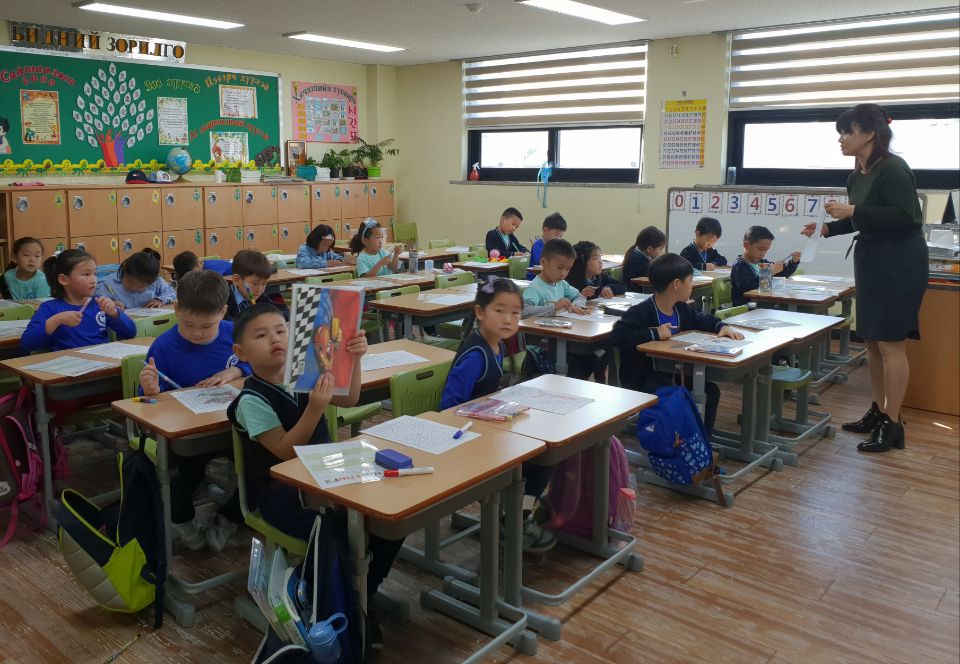11월1일 재한 몽골학교 학생 7명에게 장학금 전달